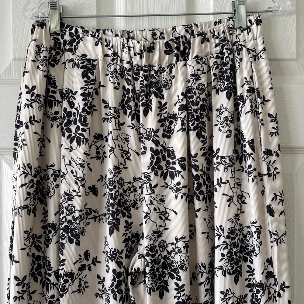 Chic Black and White Floral Wide Leg Pants - Picture 2 of 3